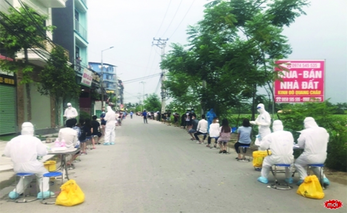 Sinh viên ĐH Y Dược Thái Bình hỗ trợ lấy mẫu xét nghiệm Covid-19 tại Bắc Giang