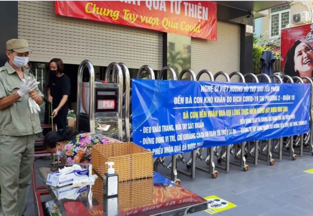 Diễn viên Việt Hương tặng gạo và một số nhu yếu phẩm cho bà con thông qua khu dân phố