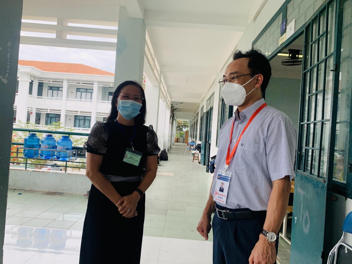 Thứ trưởng Hoàng Minh Sơn động viên các cán bộ làm công tác coi thi tại Hội đồng thi Ninh Thuận