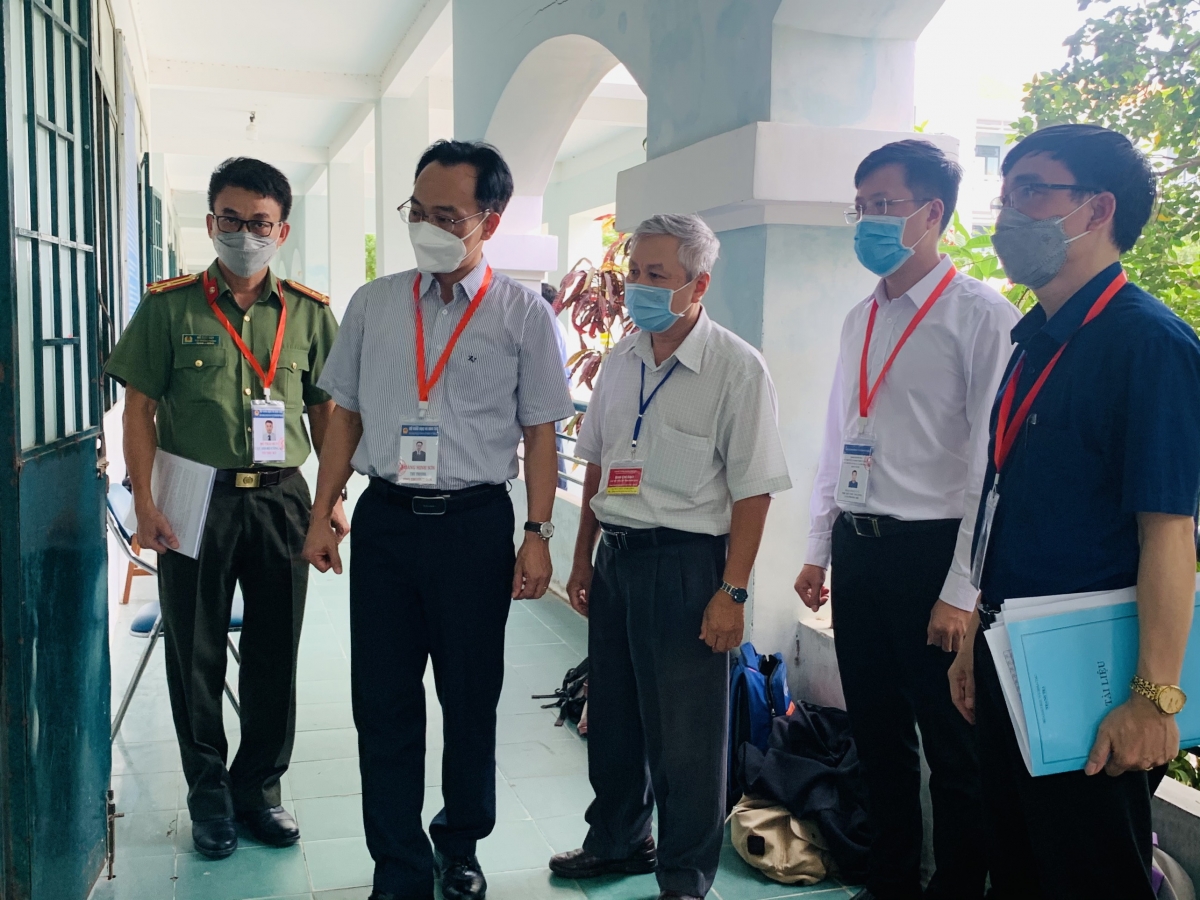 Thứ trưởng Hoàng Minh Sơn cùng đoàn công tác kiểm tra công tác coi thi