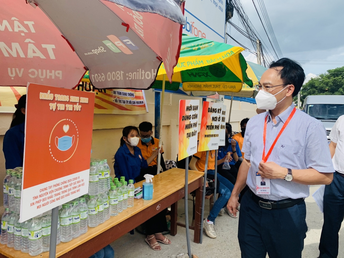 Tại các điểm thi trường THPT chuyên Lê Quý Đôn; THPT Nguyễn Huệ, THPT Tháp Chàm của Hội đồng thi tỉnh Ninh Thuận, Thứ trưởng Hoàng Minh Sơn đặc biệt lưu ý tới công tác phòng chống dịch, đảm bảo mục tiêu kép: An toàn và chất lượng