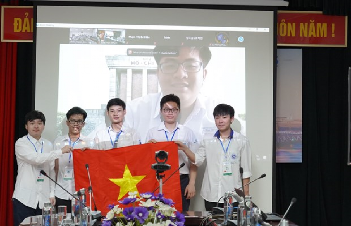Học sinh Đỗ Bách Khoa (đứng giữa) dự thi Olympic Toán học quốc tế 2021 là học sinh lớp 12 Toán 1, Trường THPT chuyên Hà Nội - Amsterdam giành Huy chương Vàng đầu tiên của nhà trường kể từ khi thành lập
