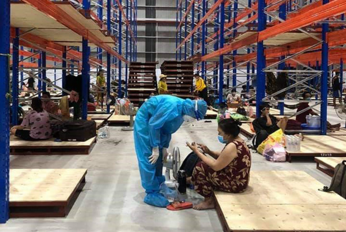Nhân viên y tế thăm hỏi người cách ly y tế tại Bình Dương