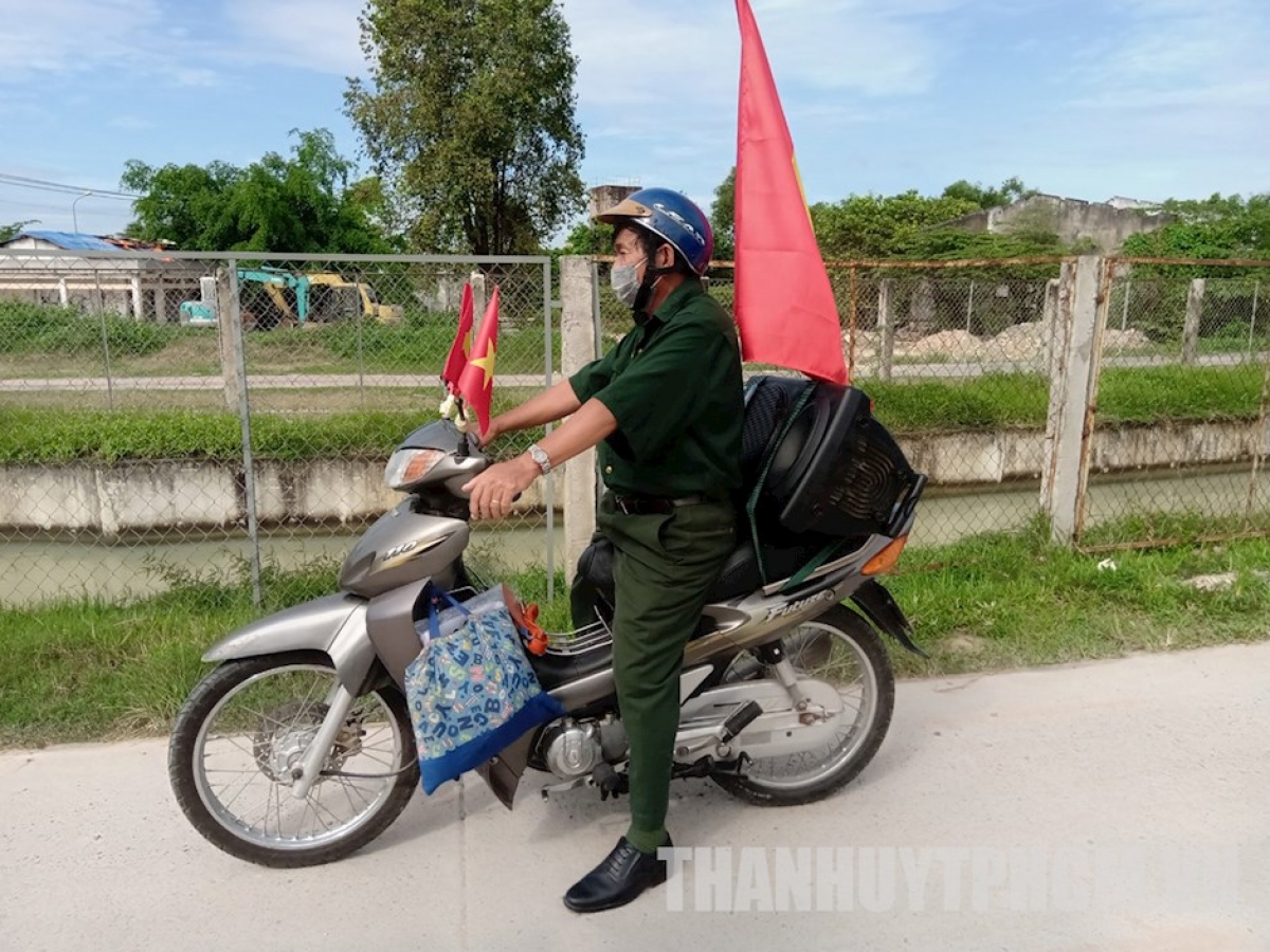 Đồng chí Trần Văn Hỏn, Chi hội trưởng, Chi hội CCB ấp Tây xã Tân An Hội huyện Củ Chi tuyên truyền phòng, chống dịch Covid-19