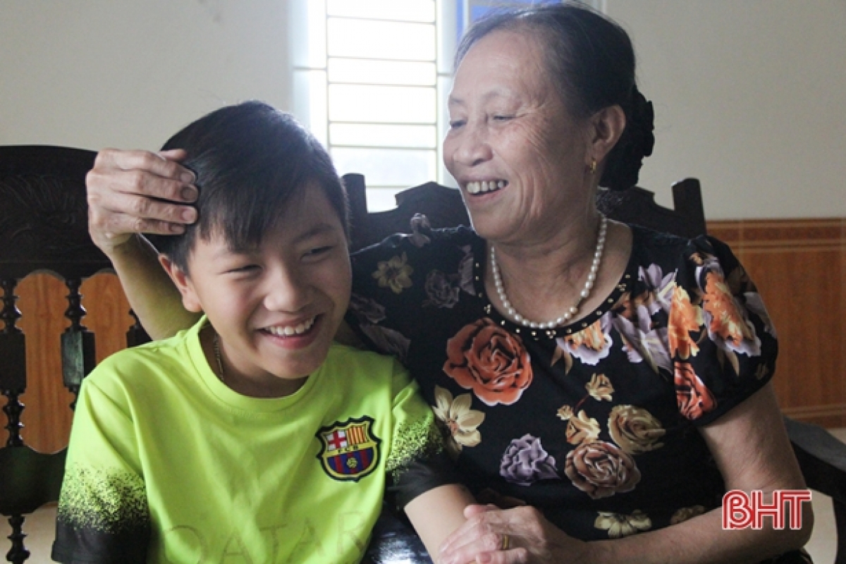 Thương con vất vả, bà Lan thường chăm sóc các cháu thay con dâu