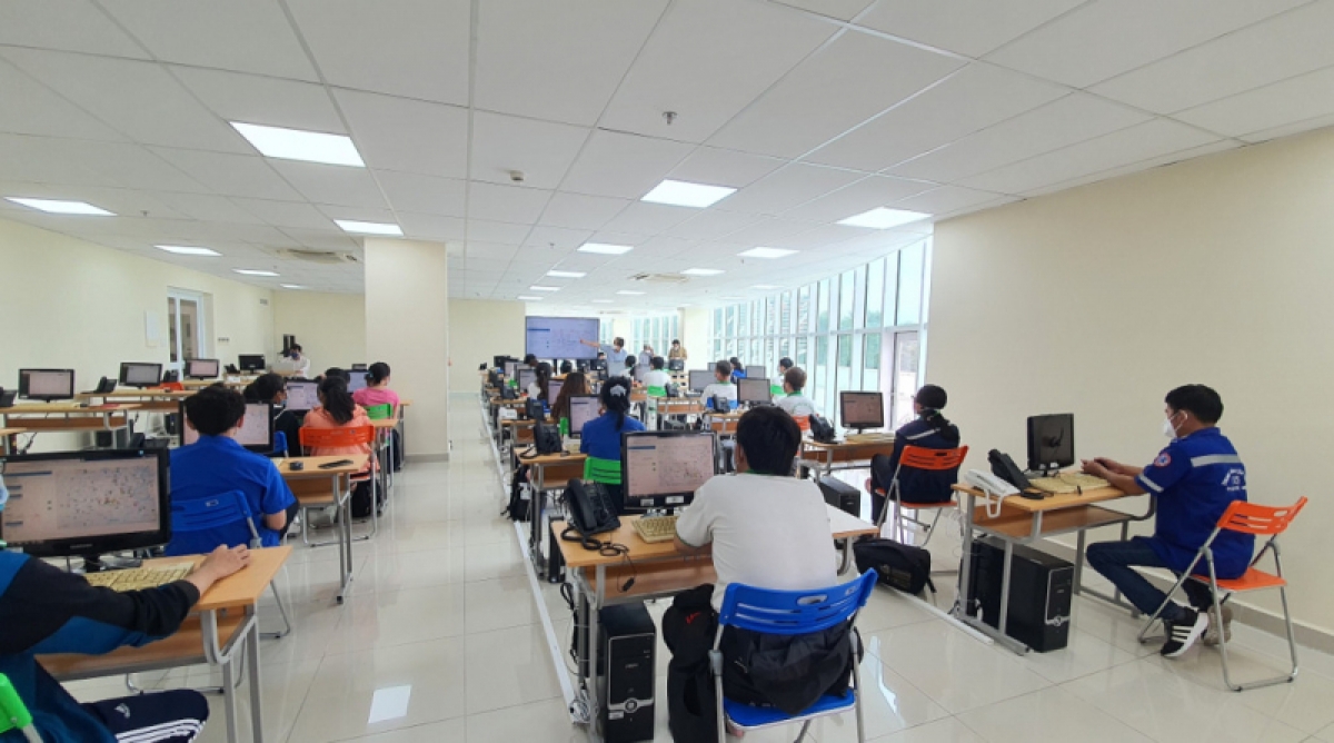 Tập huấn cho các điện thoại viên tiếp nhận các cuộc gọi đến Tổng đài 115 dã chiến