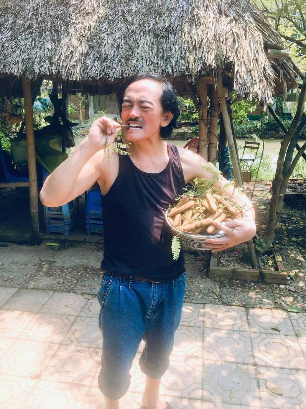 Trong cuộc sống đời thường, nghệ sĩ Giang Còi cũng sống như một "ông nông dân" chính hiệu. Ảnh: FBNV