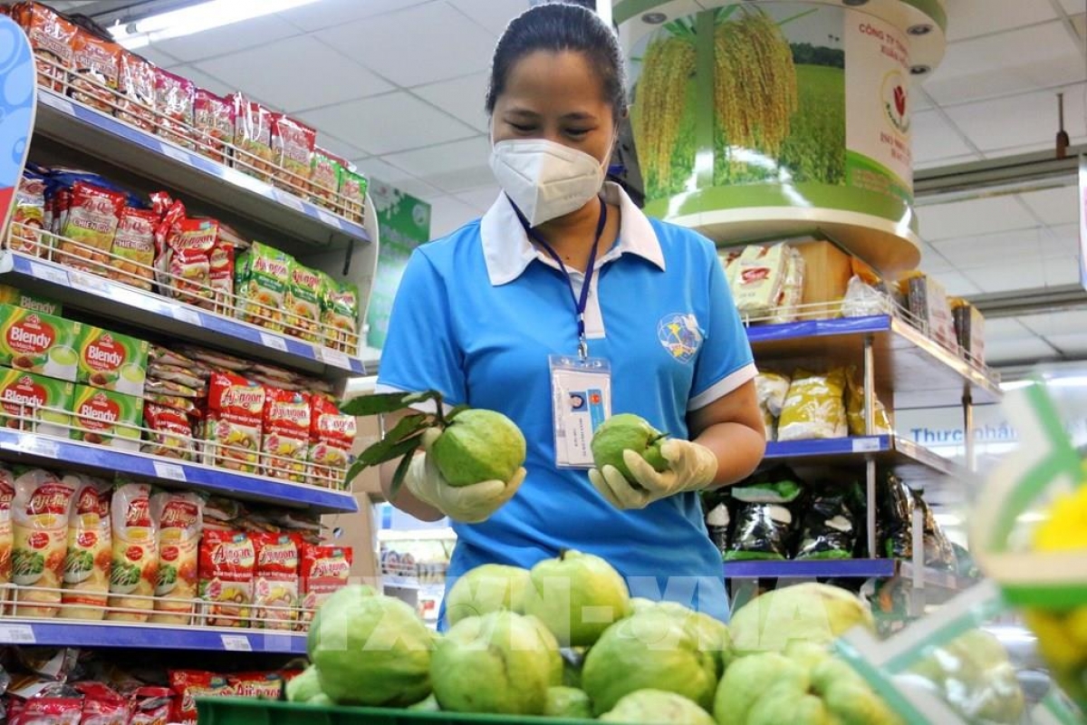 Hội viên Hội Liên hiệp phụ nữ Quận 3 (TPHCM) đi chợ giúp dân mua hàng hóa, thực phẩm trong những ngày thực hiện giãn cách xã hội