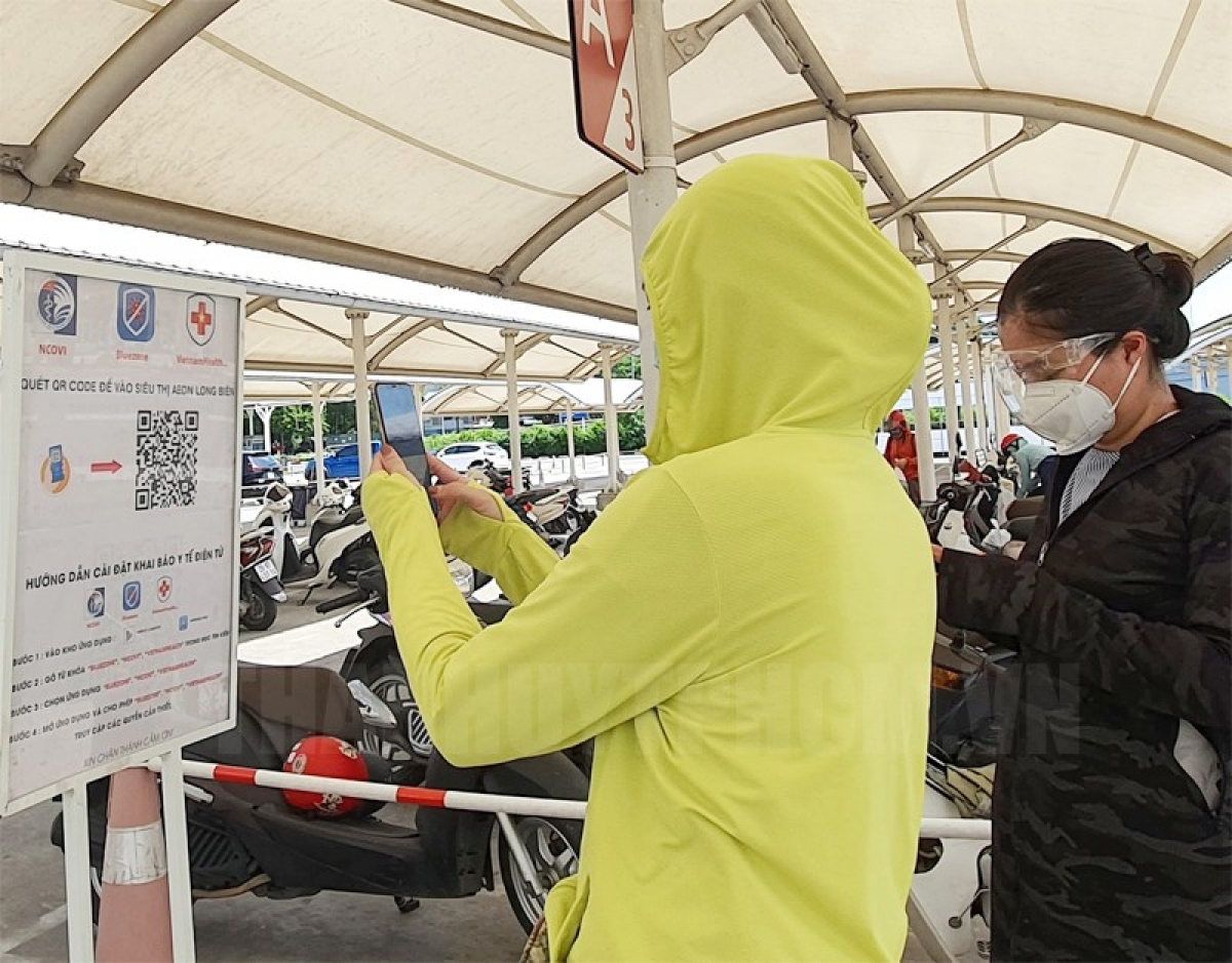 Quét mã QR để quản lý người ra vào.