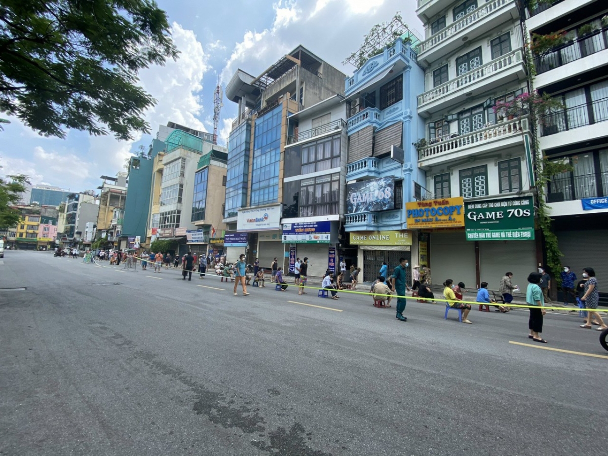 Người dân sống quanh chợ Ngọc Hà, Đội Cấn chờ xét nghiệm