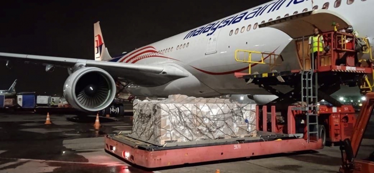 Lô thuốc Remdesivir trị Covid-19 đầu tiên trong 500.000 lọ do Vingroup tặng Bộ Y tế, về đến sân bay
Tân Sơn Nhất đêm 5-8
