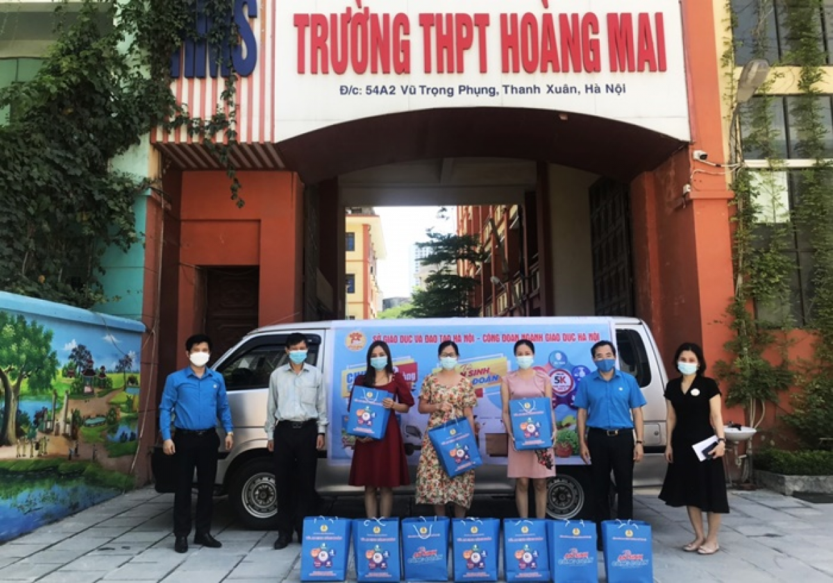 Chương trình “Chuyến xe yêu thương” trao quà tại trường THPT Hoàng Mai.