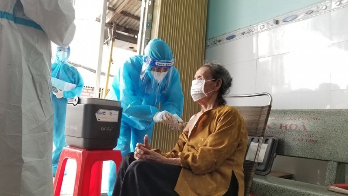 Nhân viên y tế đến tận nhà tiêm cho người cao tuổi