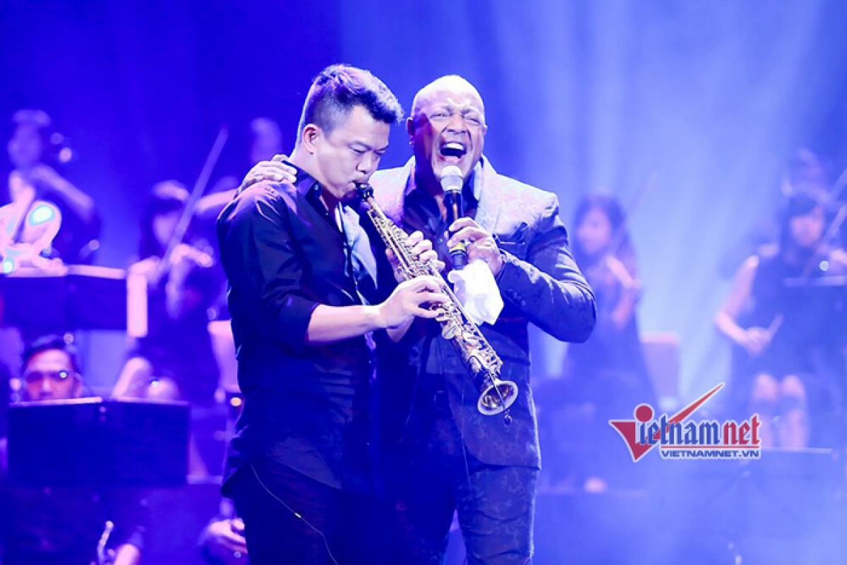 Huyền thoại âm nhạc Peabo Bryson và nghệ sĩ saxophone Hồng Kiên trong sự kiện ông đến Việt Nam biểu diễn. Ảnh: Vietnamnet