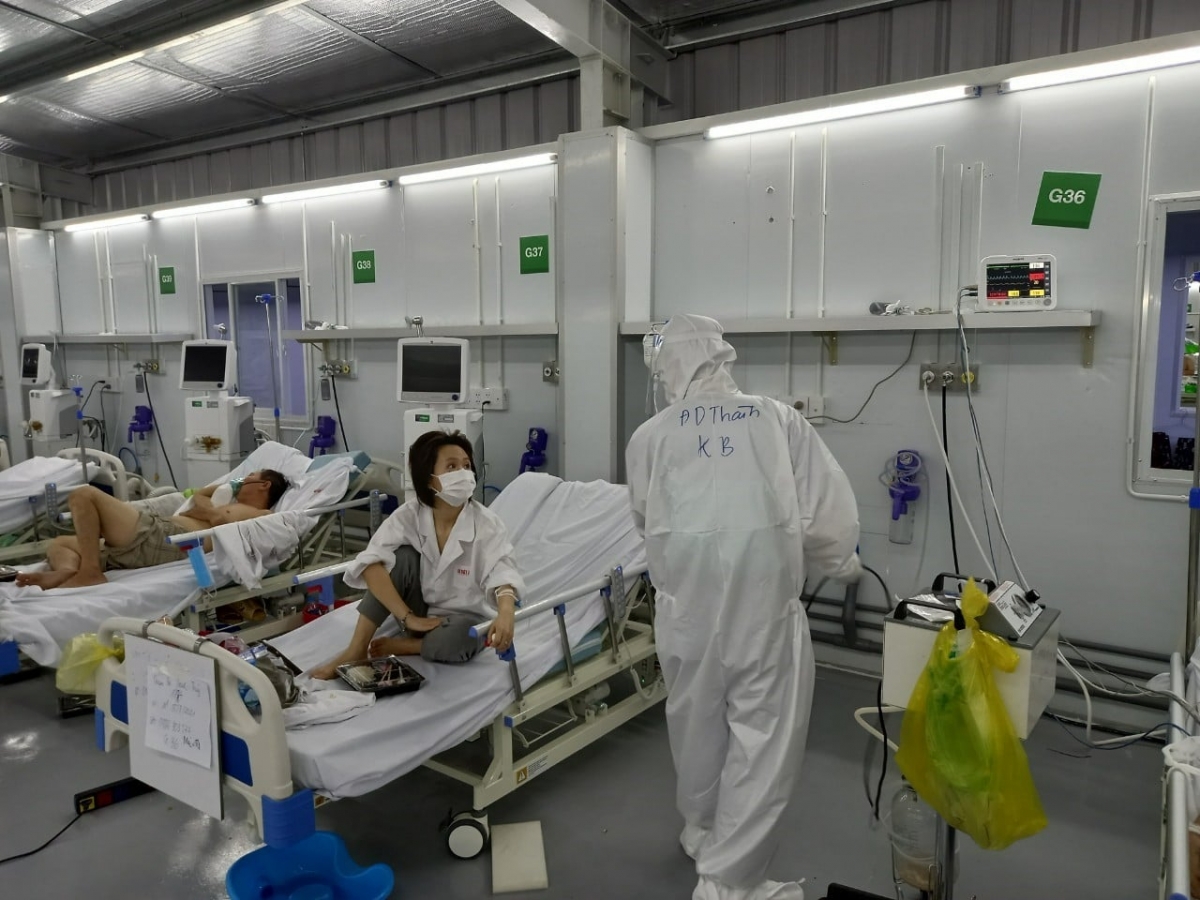 Bác sĩ, điều dưỡng tại Trung tâm HSTC nỗ lực ngày đêm cứu chữa bệnh nhân