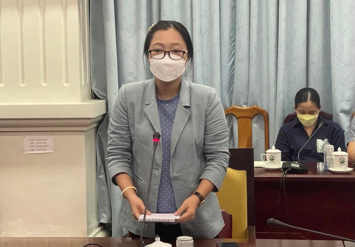 Bà Nguyễn Thị Quyên Thanh, Phó Chủ tịch UBND tỉnh Vĩnh Long
tiếp thu ý kiến đóng góp của các chuyên gia Bộ Y tế