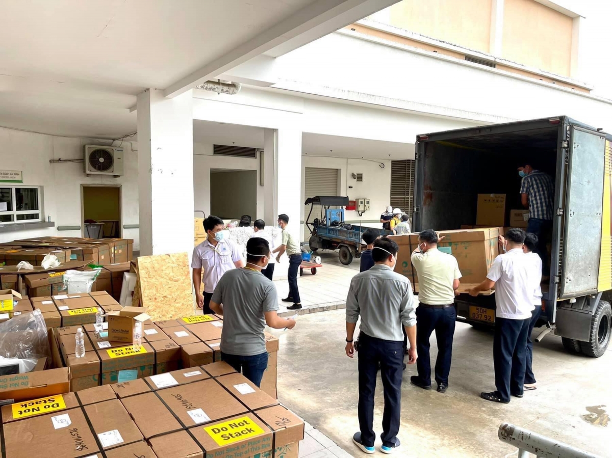 Khẩn trương đưa trang thiết bị, thuốc men về Trung tâm hồi sức Covid-19
đặt tại Bệnh viện Quốc tế Thành phố (thuộc Tập đoàn Hoa Lâm)
