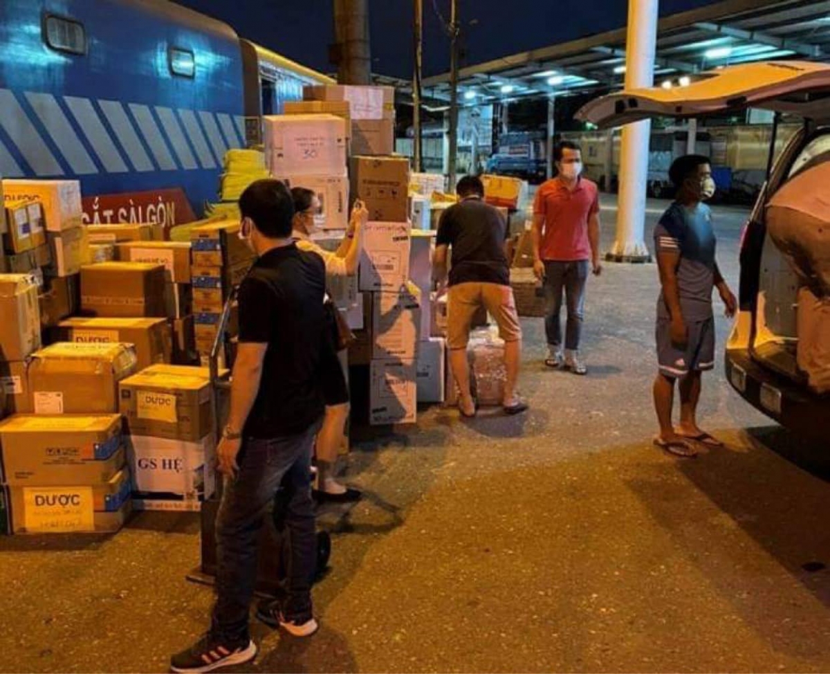 Trang thiết bị y tế được vận chuyển từ Ga Sài Gòn về Trung tâm Hồi sức tích cực