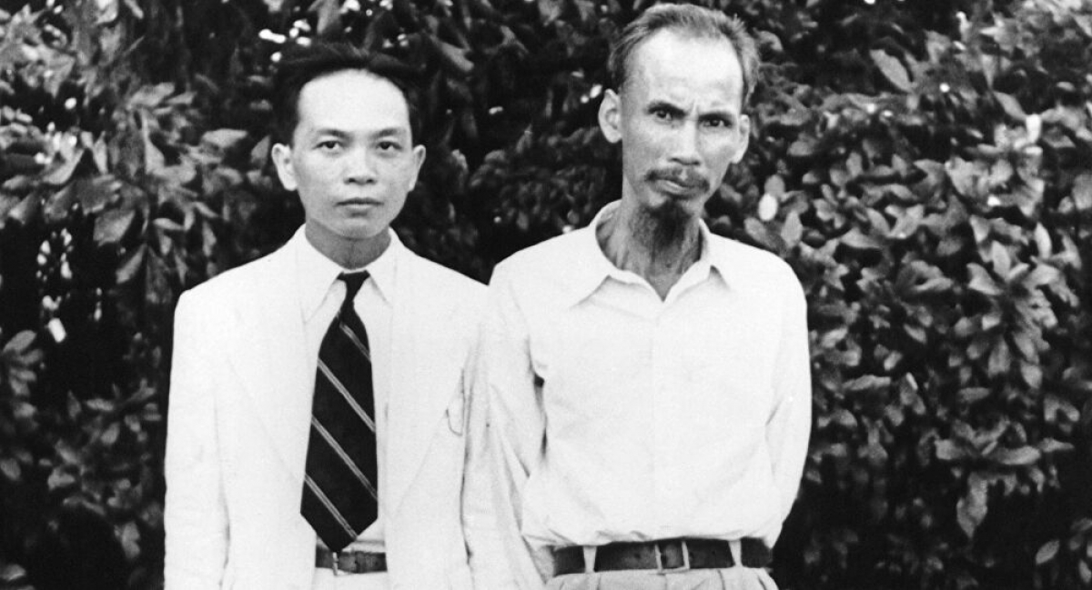 Đại tướng Võ Nguyên Giáp chụp ảnh cùng Bác Hồ