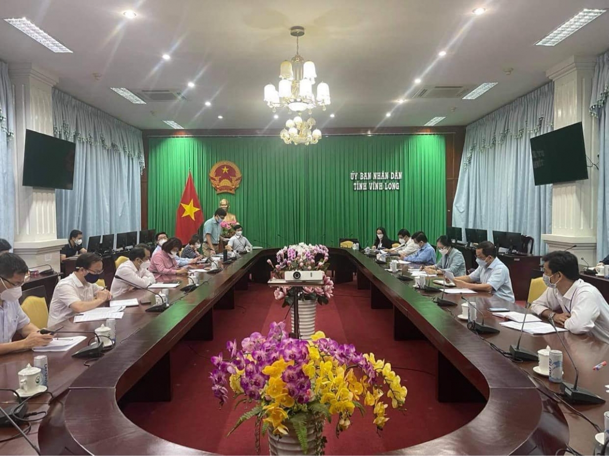 Toàn cảnh buổi làm việc giữa Tổ công tác của Bộ Y tế và UBND tỉnh Vĩnh Long sáng 9/8