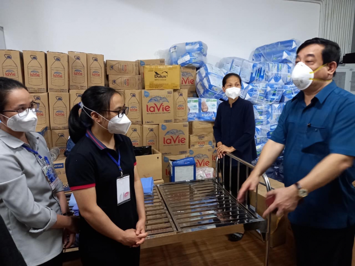 PGS.TS Lương Ngọc Khuê (bên phải) động viện các tình nguyện viên đến giúp y bác sĩ