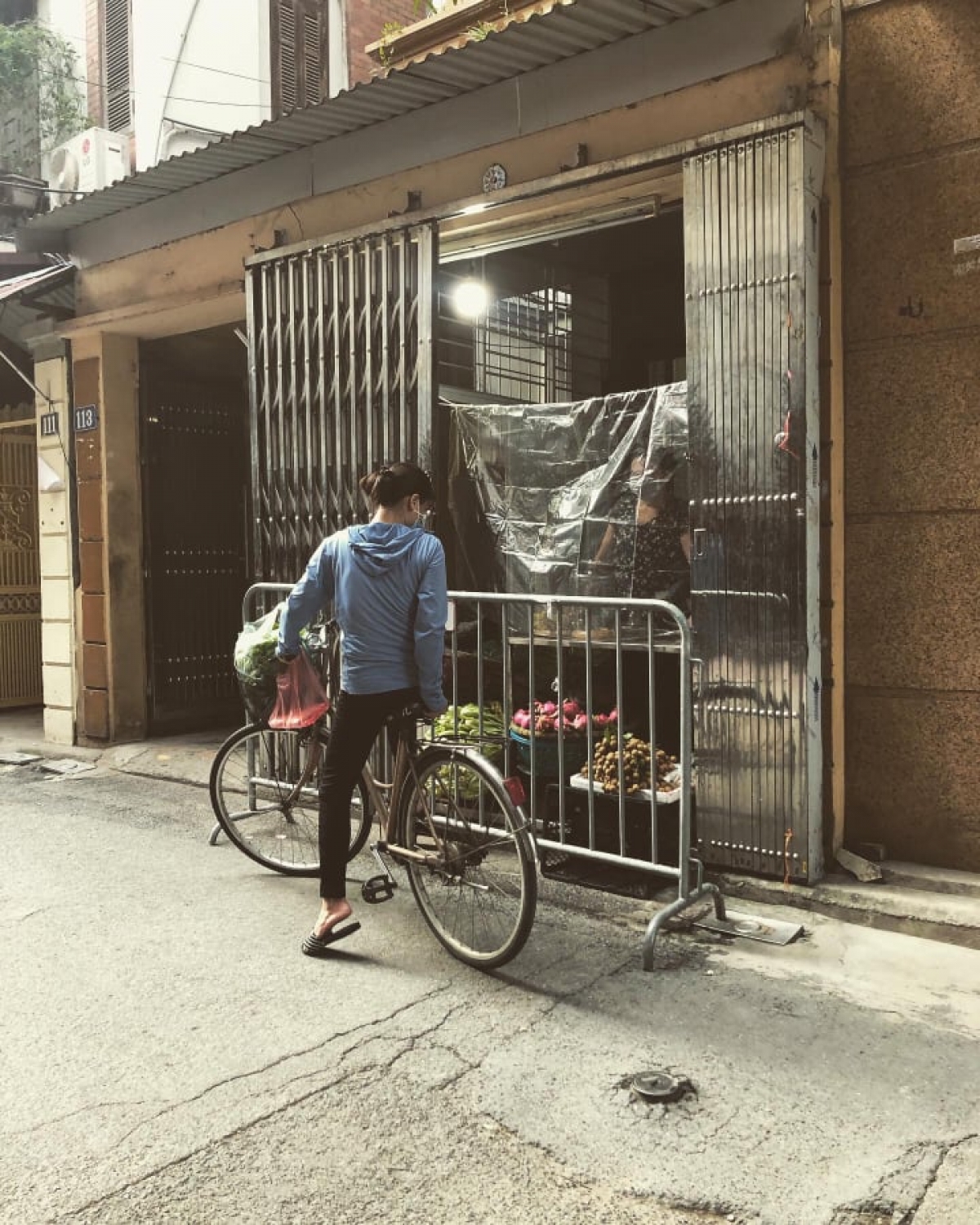 Sinh viên đi chợ mùa giãn cách