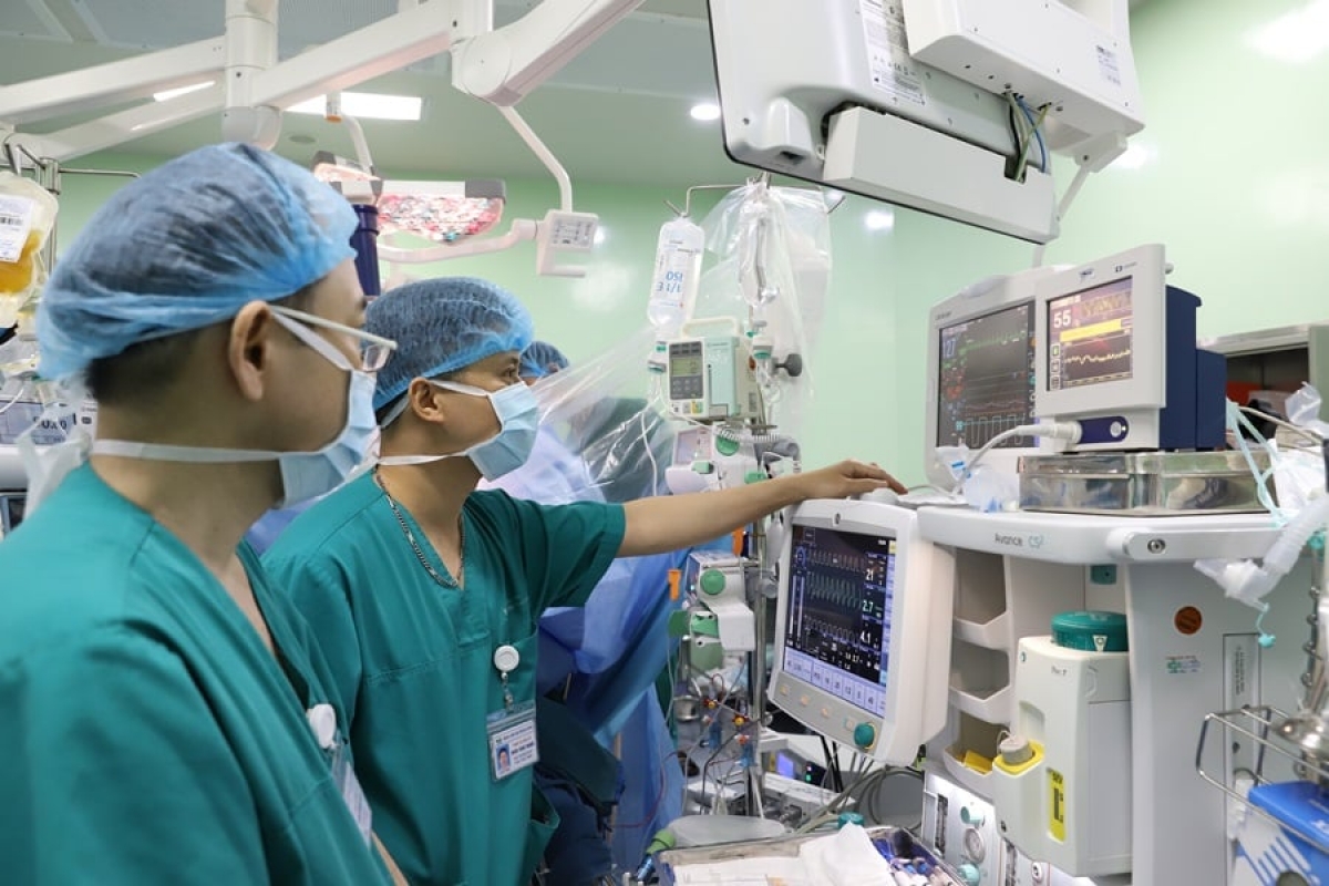 Các y bác sĩ Bệnh viện Nhi Trung ương và Bệnh viện Trung ương quân đội 108 cùng phối hợp