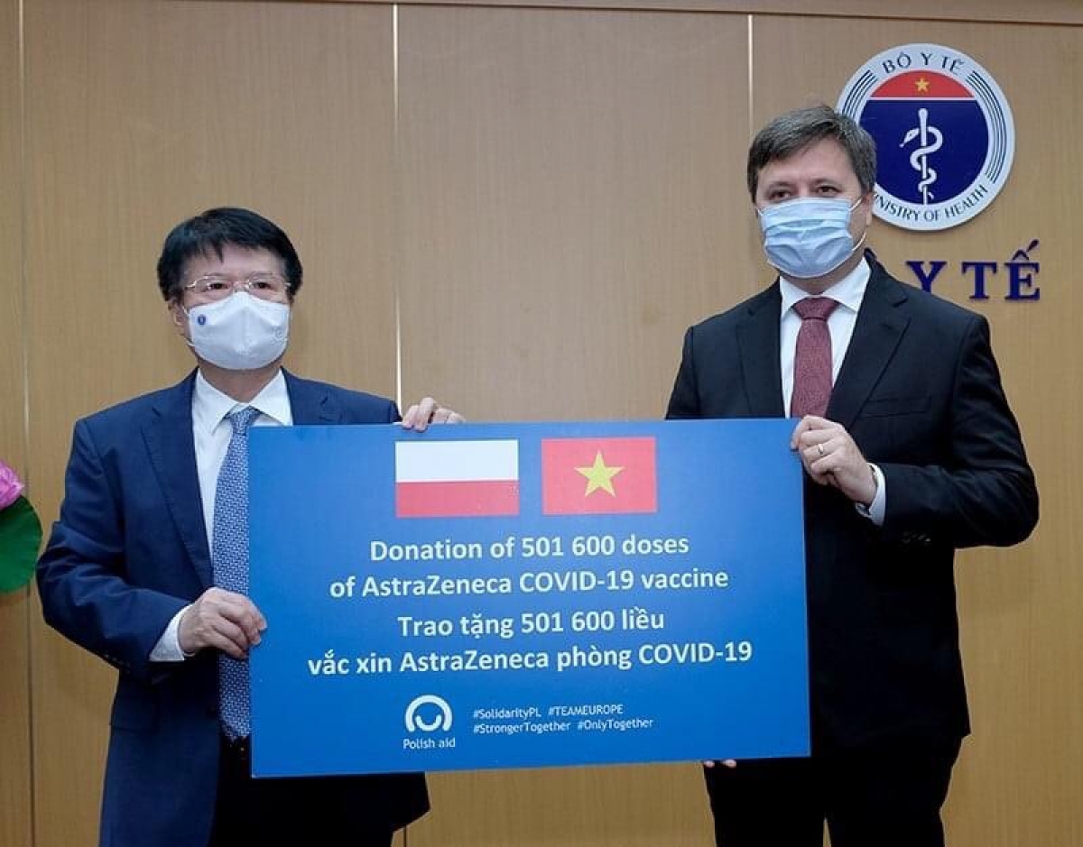 Đại sứ Wojciech Gerwel và Thứ trưởng Bộ Y tế Trương Quốc Cường tại lễ bàn giao vaccine
