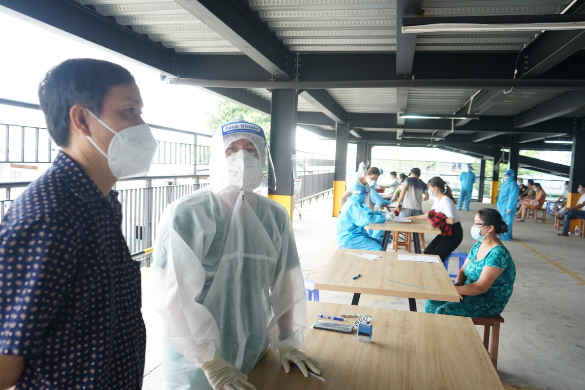 TS.BS Nguyễn Thanh Hà, Phó Cục trưởng Cục Quản lý môi trường y tế (bìa trái) kiểm tra điểm tiêm ở TP. Thủ Đức.