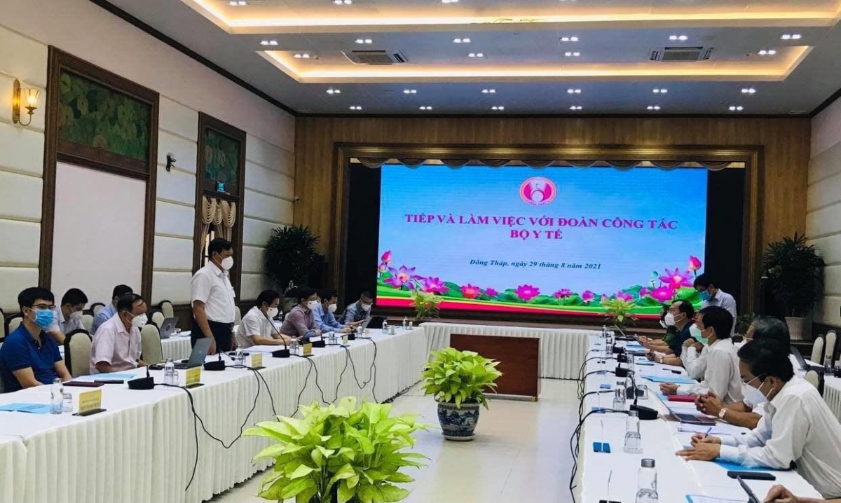 Thứ trưởng Bộ Y tế Đỗ Xuân Tuyên phát biểu tại buổi làm việc với tỉnh Đồng Tháp