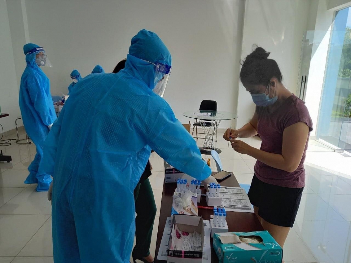 Người dân Thủ Đức được hướng dẫn chi tiết cách tự test nhanh với Covid-19