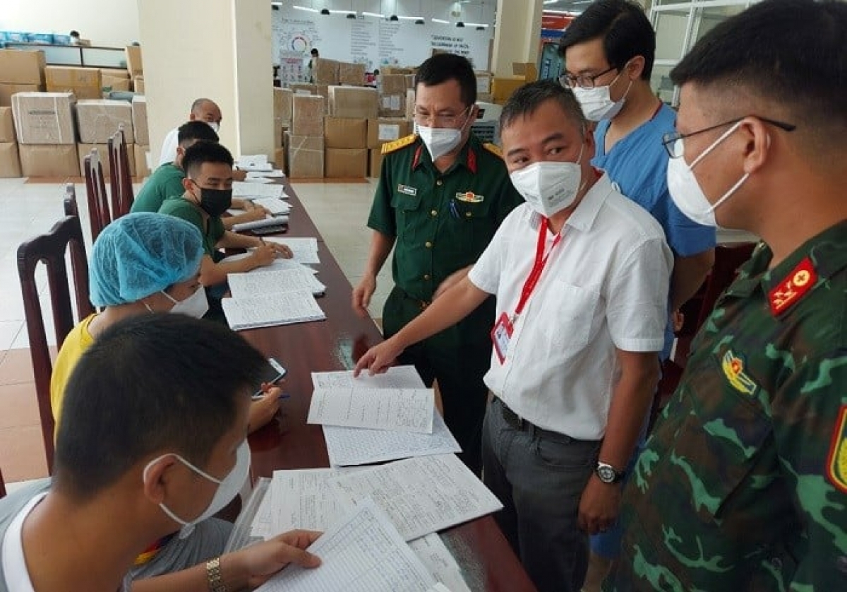PGS.TS Nguyễn Lân Hiếu hướng dẫn rà soát đối tượng tại các khu cách ly nhỏ lẻ