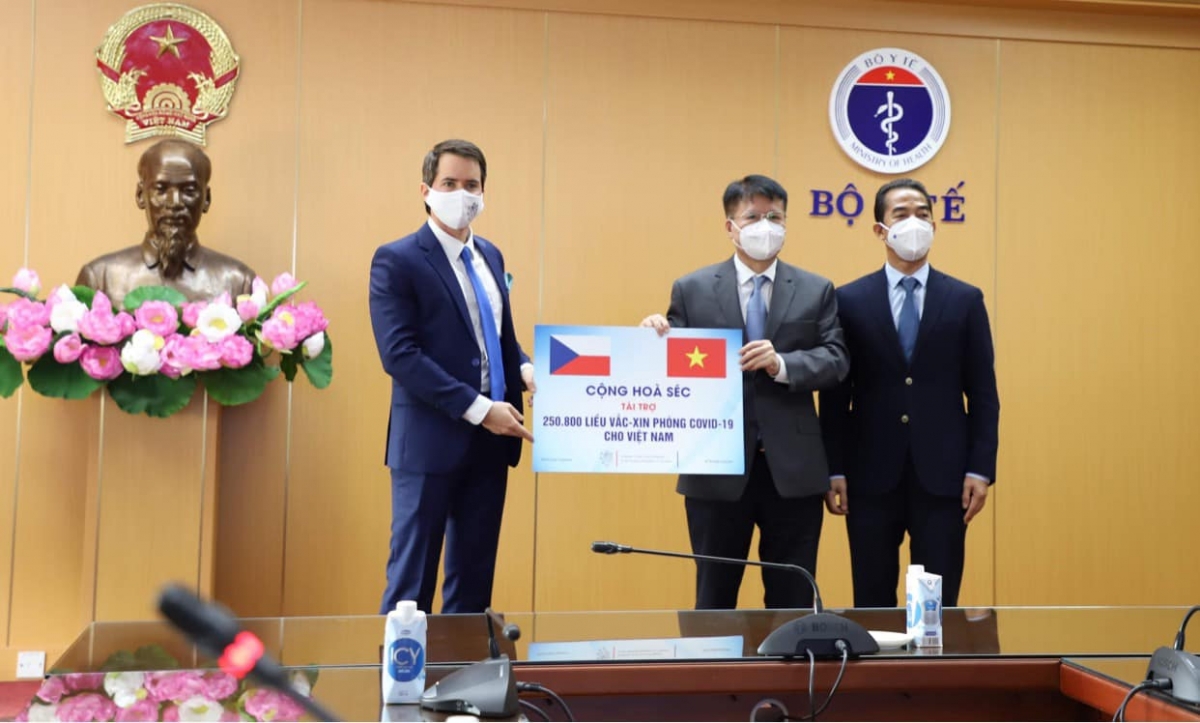 Ngài Lukas Musil - Đại biện lâm thời tại VN và Thứ trưởng Bộ Y tế Trương Quốc Cường
tại lễ trao tặng vaccine