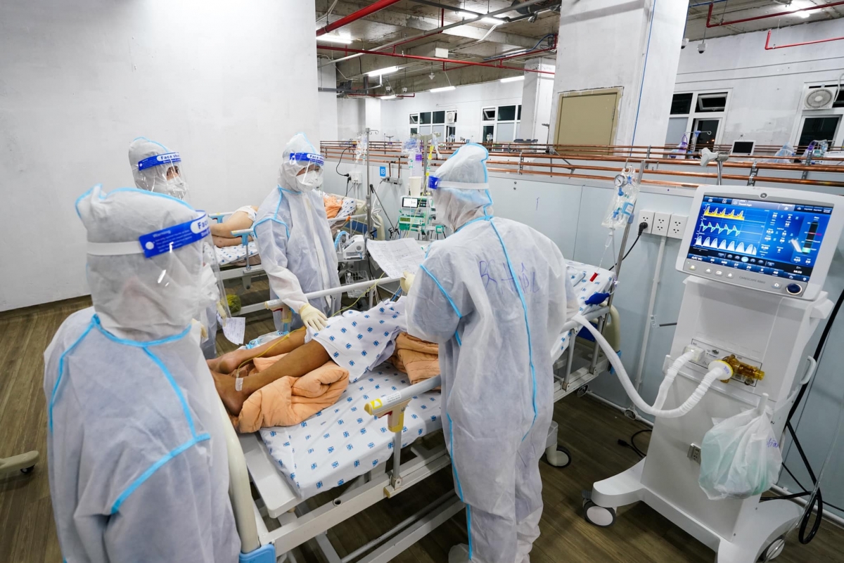 Các bác sĩ Bệnh viện Đại học Y Dược TP. HCM hội chẩn ngày đêm, cố gắng cứu sống thai phụ