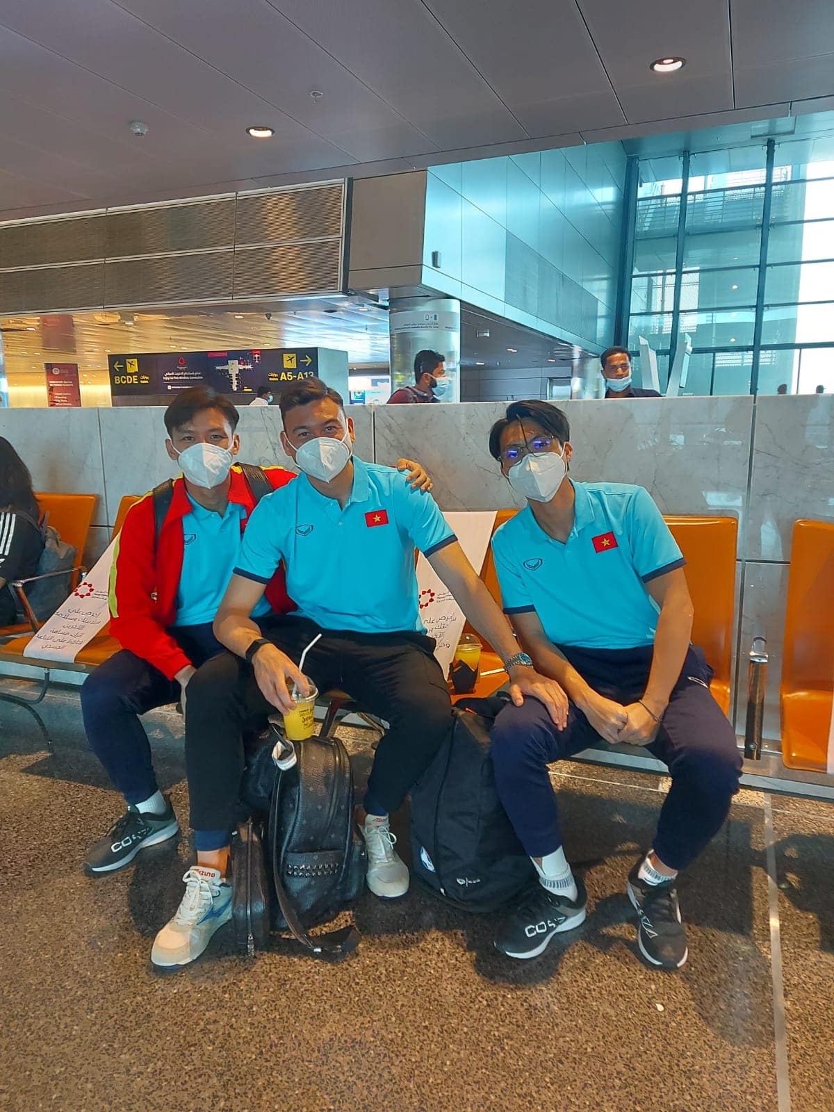 Thủ môn Văn Lâm hội ngộ các đồng đội ở Quatar (Ảnh: FBNV)