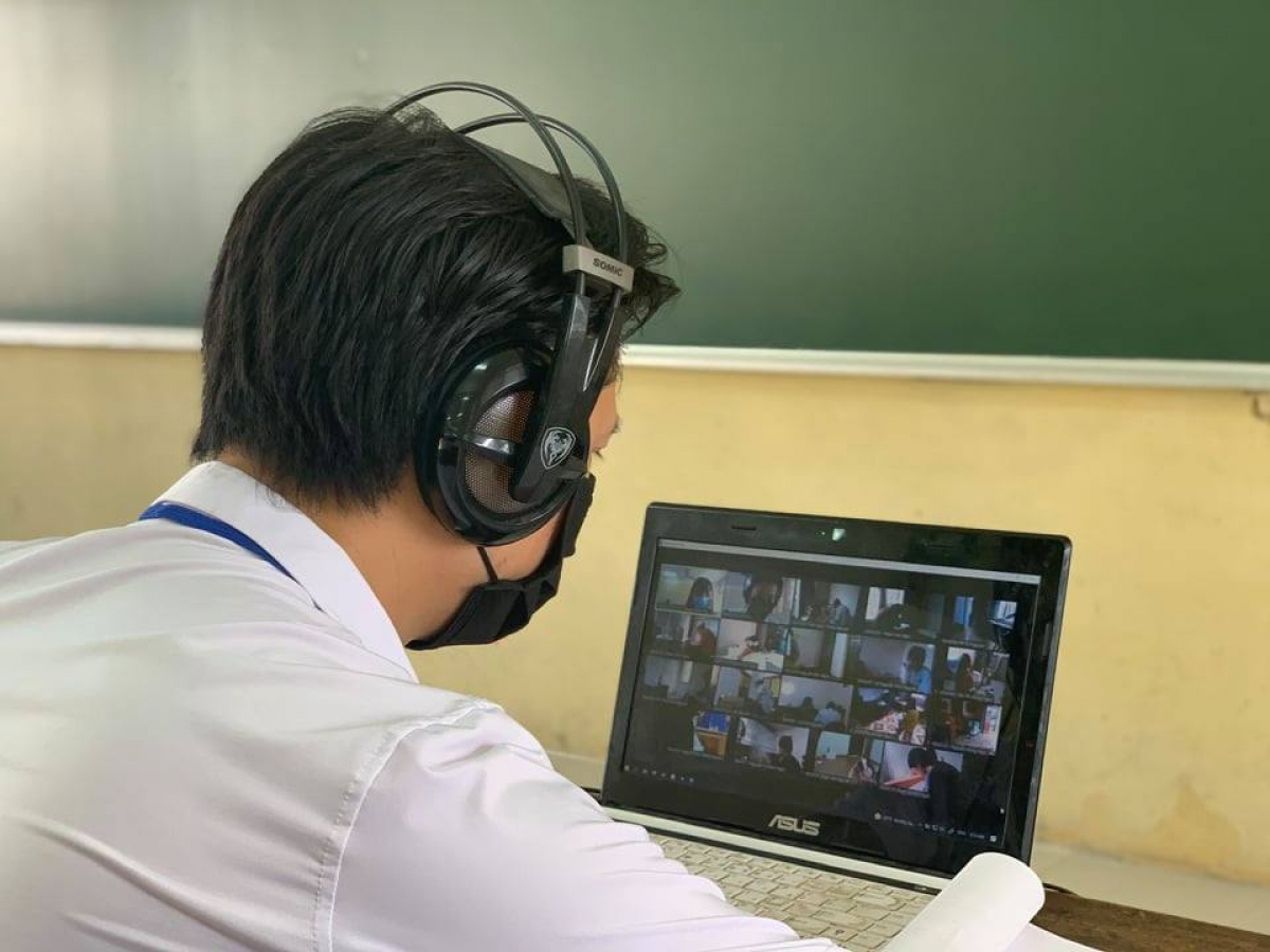 TS Nguyễn Cao Lãnh - Trưởng khoa Kiến trúc và quy hoạch, Trường ĐH Xây dựng Hà Nội giám sát quá trình làm bài của thí sinh