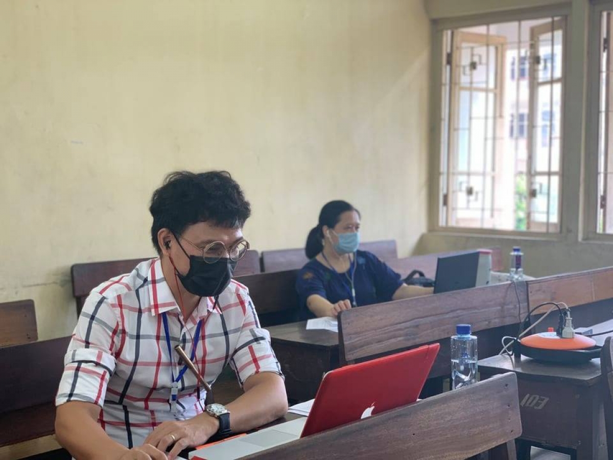 Các giám thị giám sát quá trình làm bài của thí sinh