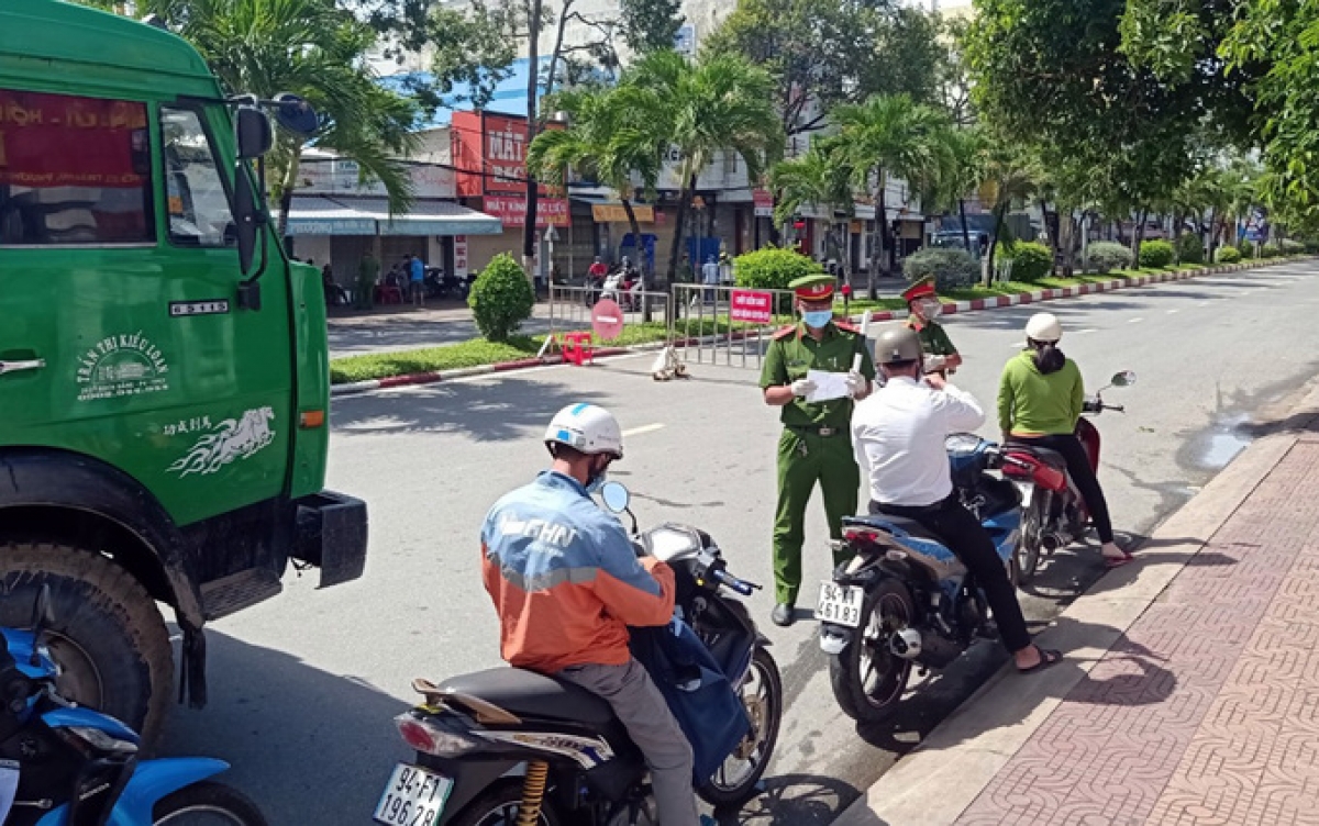 Từ 03h00 ngày 23/8, TP Bạc Liêu thực hiện phong tỏa, cách ly y tế.
Thị xã Giá Rai và 5 huyện còn lại giãn cách xã hội theo Chỉ thị số 16.
