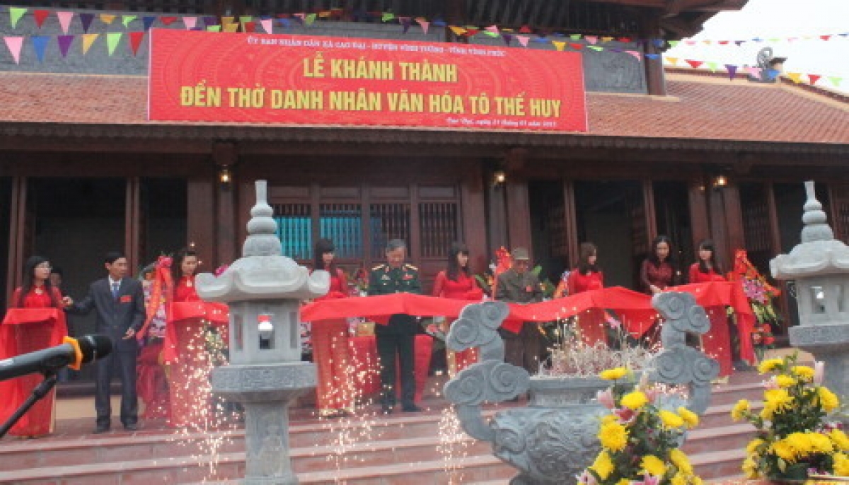 Cắt băng khánh thành nhà thờ Tiến sĩ Tô Thế Huy tại thôn Bình Trù, xã Cao Đại, huyện Vĩnh Tường, tỉnh Vĩnh Phúc tháng 1/2015. Nguồn: Cổng TTĐT huyện Vĩnh Tường