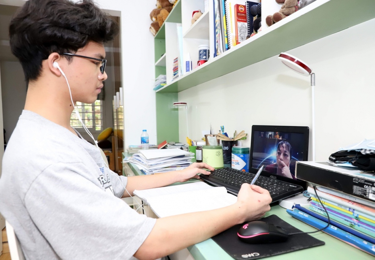 Suốt hơn 1 năm dịch Covid-19 bùng phát, hầu hết học sinh-sinh viên phải trải qua nhiều đợt học trực tuyến. Tuy nhiên rất hiếm trường nào giảm học phí. (Ảnh minh họa: thanhnien.vn)