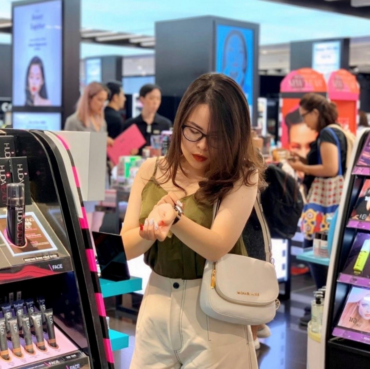 Hà Phương hiện đang kinh doanh mặt hàng mỹ phẩm ngoại. (Ảnh: NVCC)