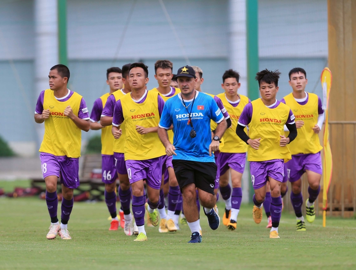 Trợ lý Kim Han Yoon tiếp tục rèn thể lực U22 Việt Nam (ảnh VFF)
