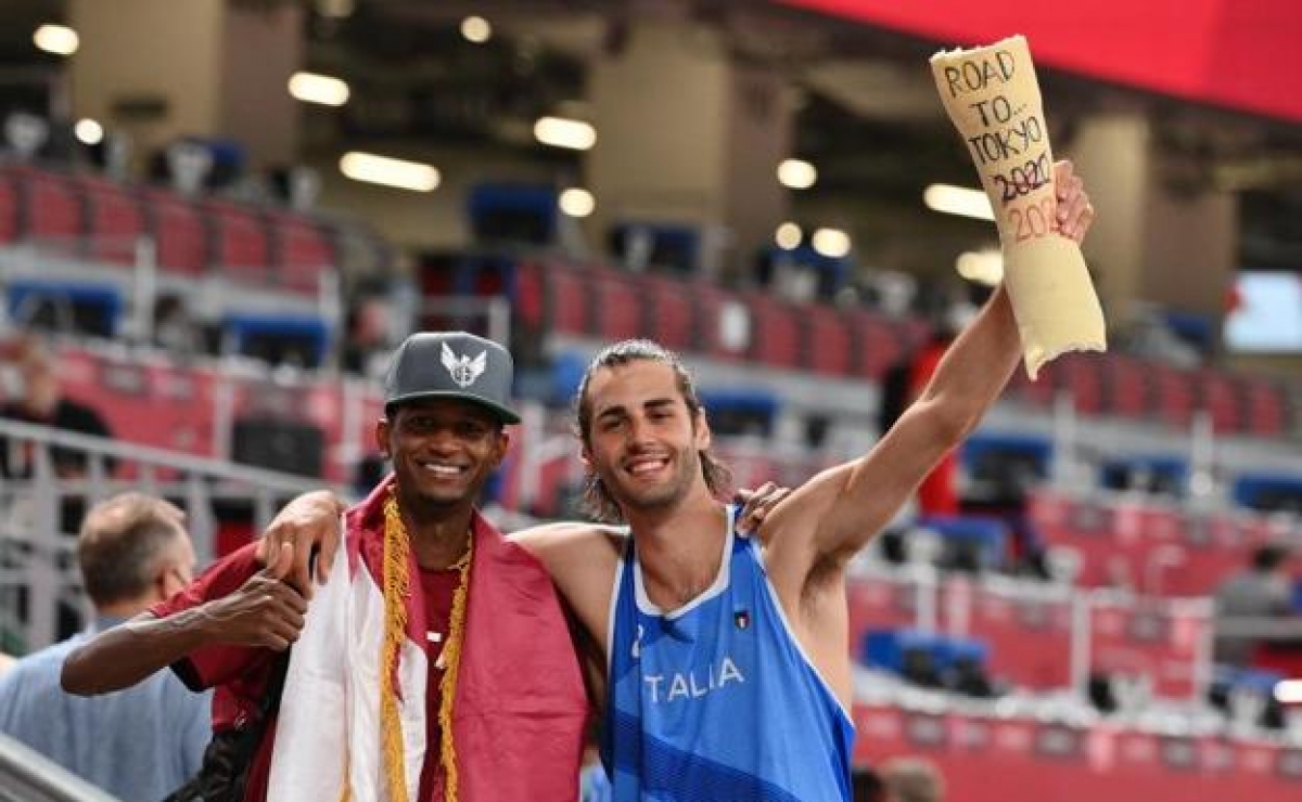 2 VĐV Mutaz Essa Barshim của Qatar và Gianmarco Tamberi (Ý) đồng ý chia sẻ nhau HCV (AFP)