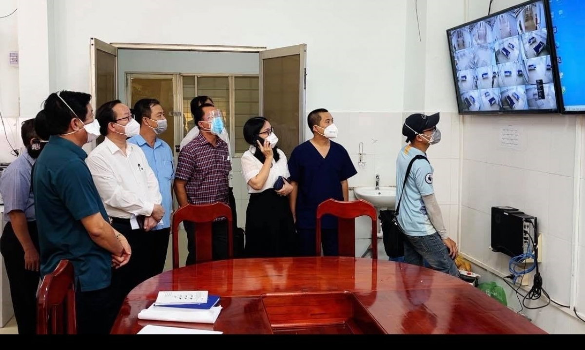 Ông Bùi Văn Nghiêm - Bí thư Tỉnh ủy Vĩnh Long (ngoài cùng bên trái) kiểm tra hoạt động của Trung tâm