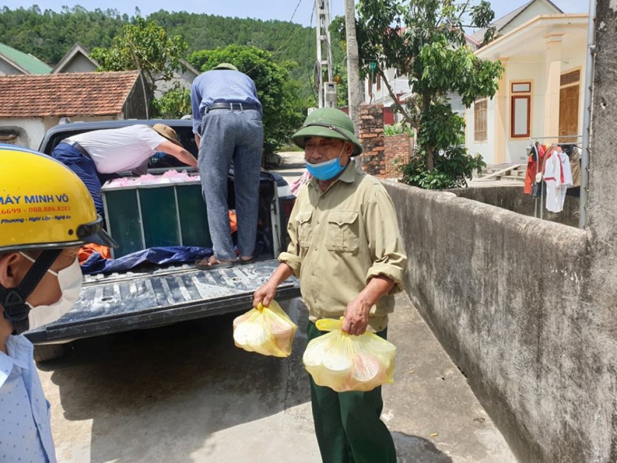 Hội viên cựu chiến binh xã phát cơm trong khu cách ly