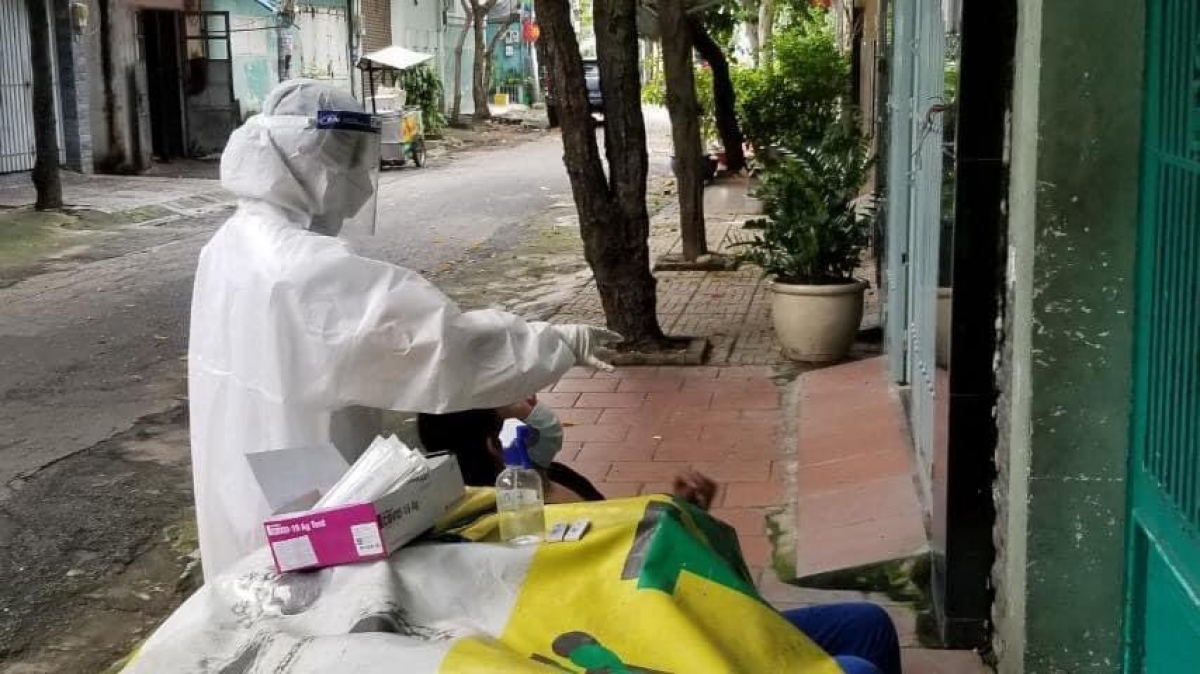 Nhân viên trạm y tế tiếp cận rất nhanh với các F0 để xét nghiệm, tư vấn, cấp thuốc.