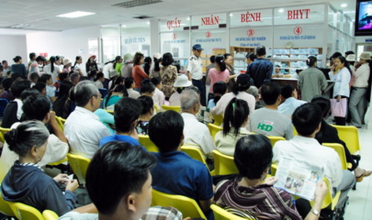 Người bệnh phải chờ đợi lâu khi khám chữa bệnh theo BHYT