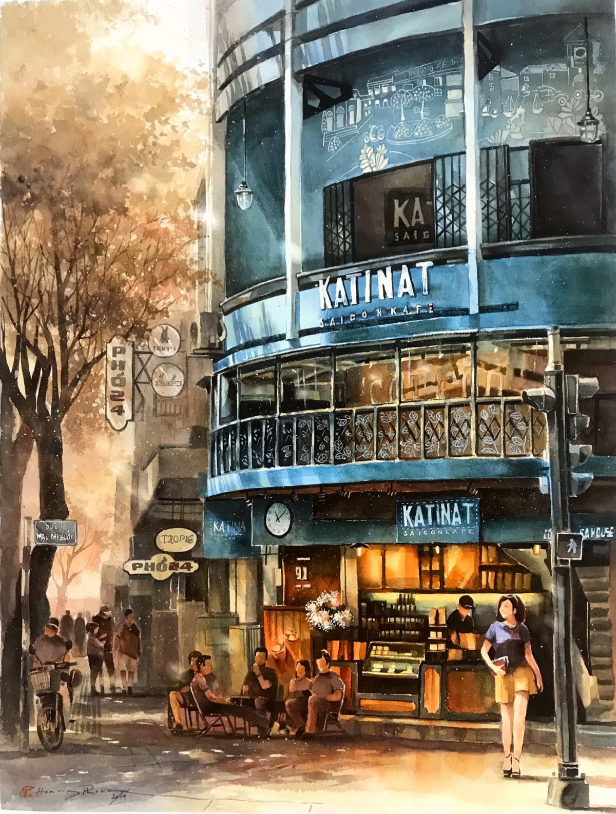 Cafe Katinat, một địa chỉ quen thuộc của những người sành cafe ở Sài Gòn. "Sáng sớm thì có thói quen trước khi làm gì cũng phải ra quán cafe ngồi một chút. Cũng có lúc cafe 0h luôn, mỗi thời điểm trong ngày, thưởng thức Sài Gòn mang một âm hưởng riêng", Hoàng Phong tâm sự. 
 