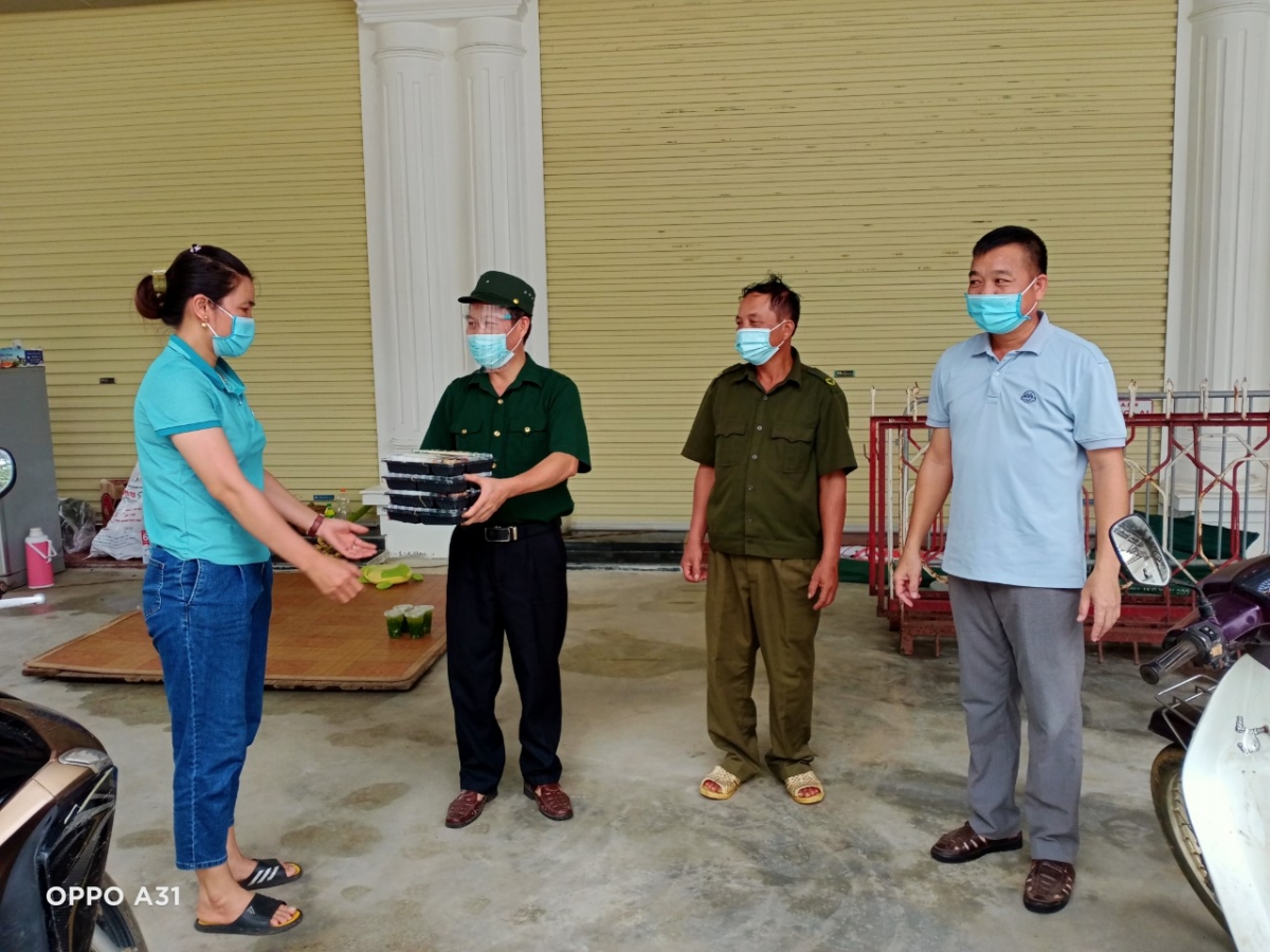 Hội CCB chia sẻ các suất cơm miễn phí cho lực lượng ở các chốt kiểm soát dịch