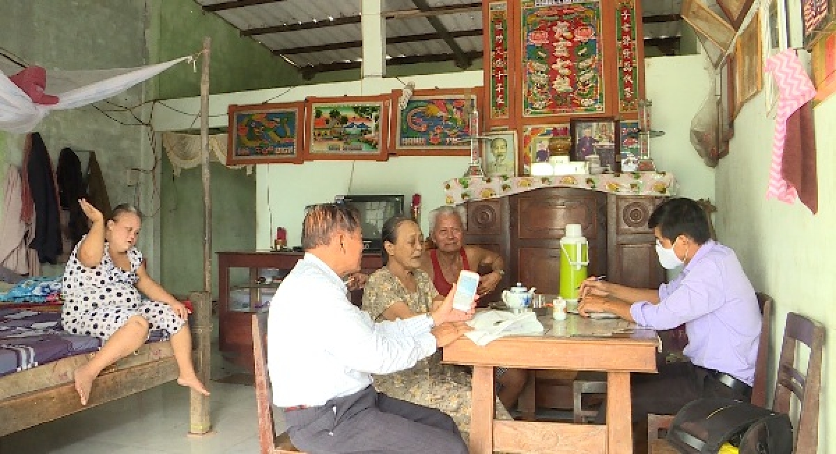 Những người con bị phơi nhiễm chất độc da cam/dioxin của ông Kiện
(con gái của ông - bên trái)